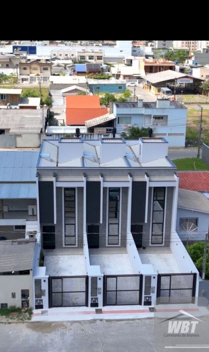 SOBRADO EM ITAPEMA, COM 03 DORMS., SENDO 01 SUITE,