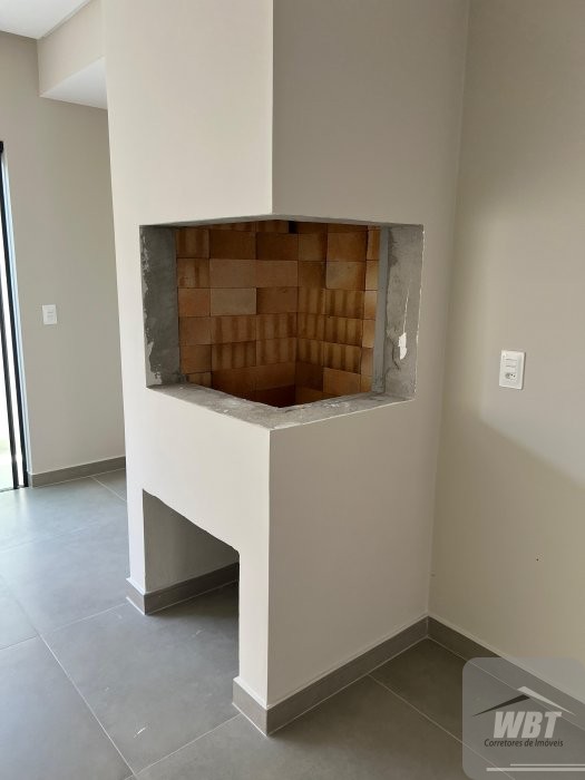 SOBRADO EM ITAPEMA, COM 03 DORMS., SENDO 01 SUITE,