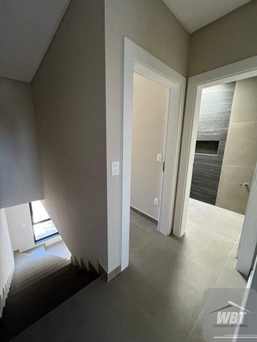 SOBRADO EM ITAPEMA, COM 03 DORMS., SENDO 01 SUITE,