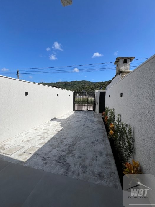 SOBRADO EM ITAPEMA, COM 03 DORMS., SENDO 01 SUITE,