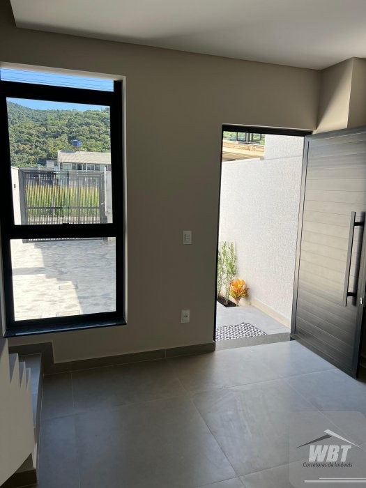 SOBRADO EM ITAPEMA, COM 03 DORMS., SENDO 01 SUITE,