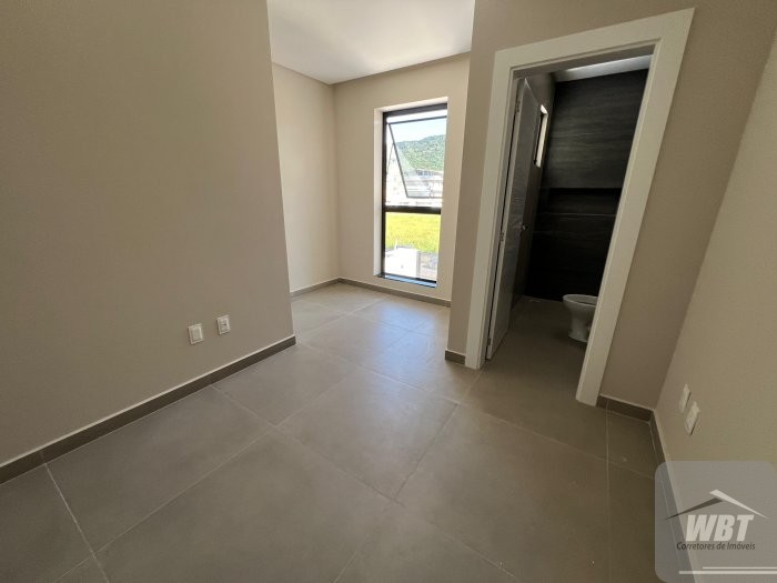 SOBRADO EM ITAPEMA, COM 03 DORMS., SENDO 01 SUITE,