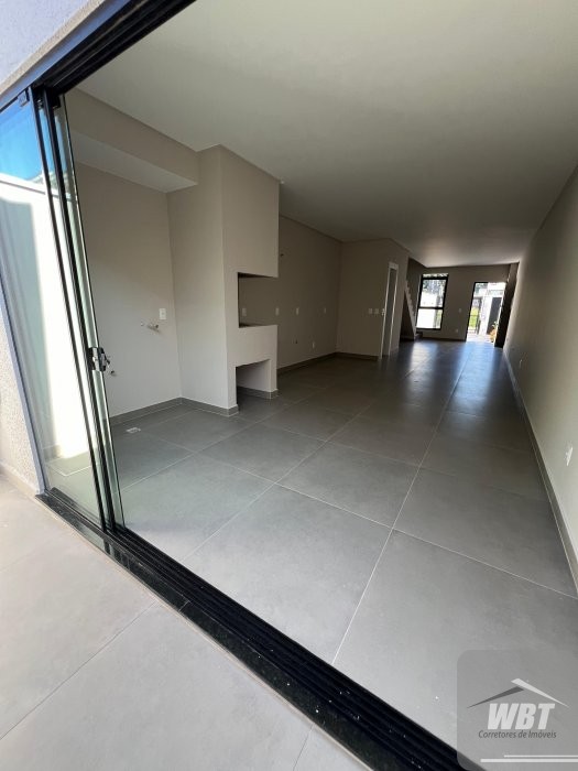 SOBRADO EM ITAPEMA, COM 03 DORMS., SENDO 01 SUITE,