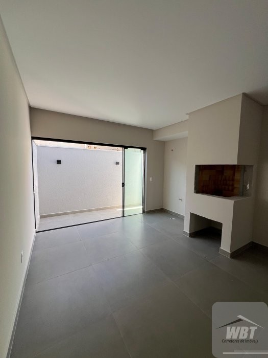 SOBRADO EM ITAPEMA, COM 03 DORMS., SENDO 01 SUITE,