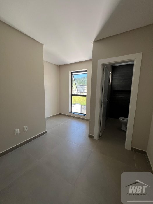 SOBRADO EM ITAPEMA, COM 03 DORMS., SENDO 01 SUITE,