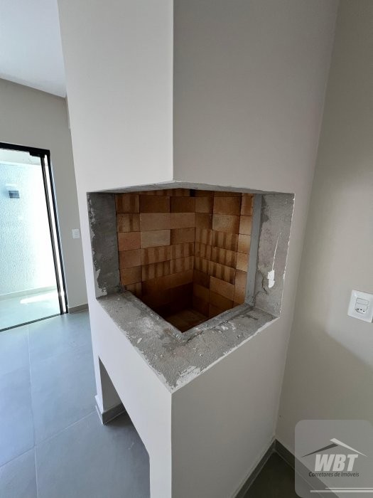 SOBRADO EM ITAPEMA, COM 03 DORMS., SENDO 01 SUITE,