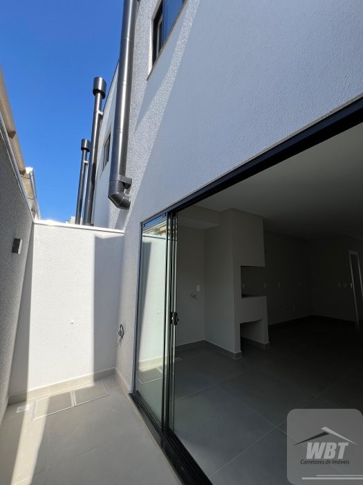 SOBRADO EM ITAPEMA, COM 03 DORMS., SENDO 01 SUITE,