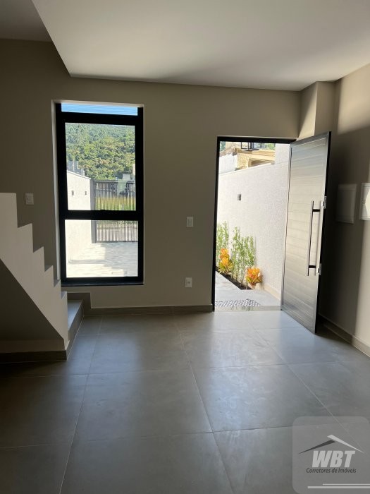 SOBRADO EM ITAPEMA, COM 03 DORMS., SENDO 01 SUITE,