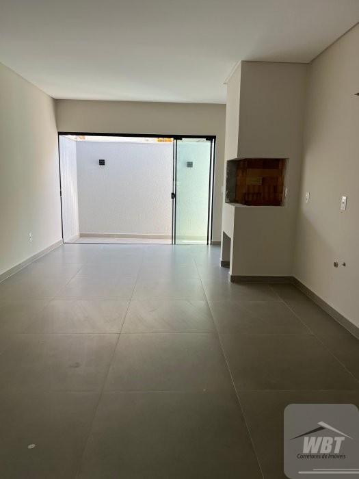 SOBRADO EM ITAPEMA, COM 03 DORMS., SENDO 01 SUITE,