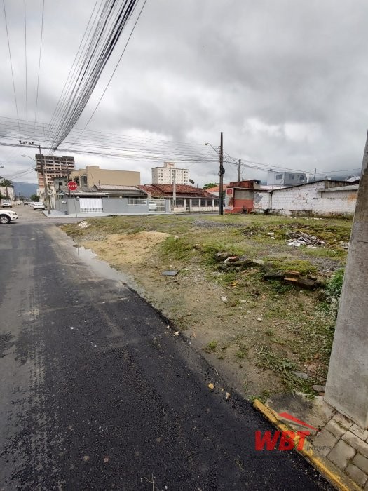 TERRENO DE ESQUINA MEDINDO 252m�, 100M DO BANCO SI