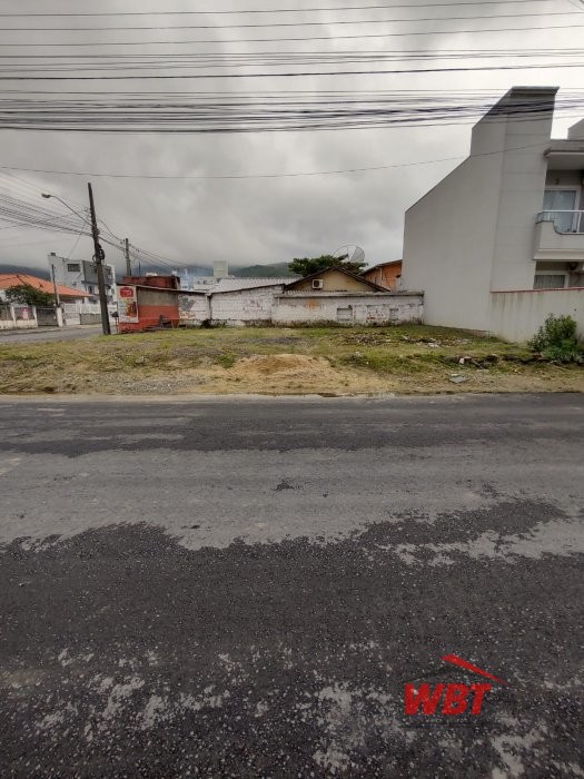 TERRENO DE ESQUINA MEDINDO 252m�, 100M DO BANCO SI