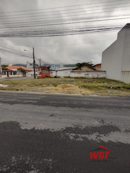TERRENO DE ESQUINA MEDINDO 252m�, 100M DO BANCO SI