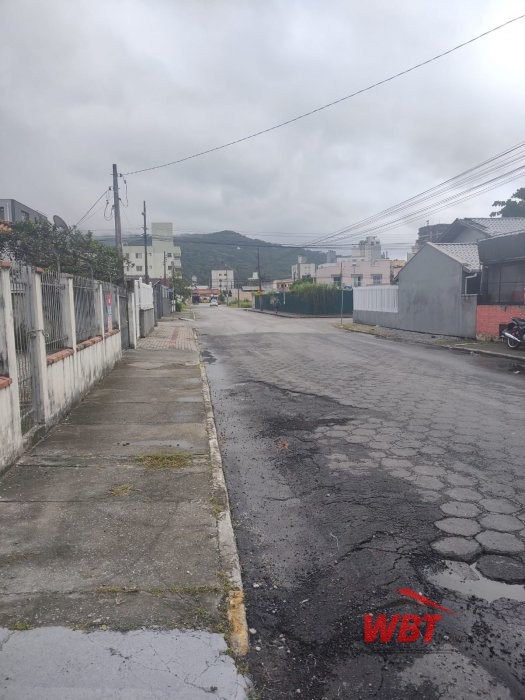 TERRENO DE ESQUINA MEDINDO 252m�, 100M DO BANCO SI