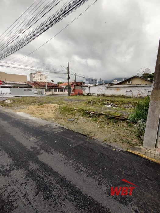 TERRENO DE ESQUINA MEDINDO 252m�, 100M DO BANCO SI