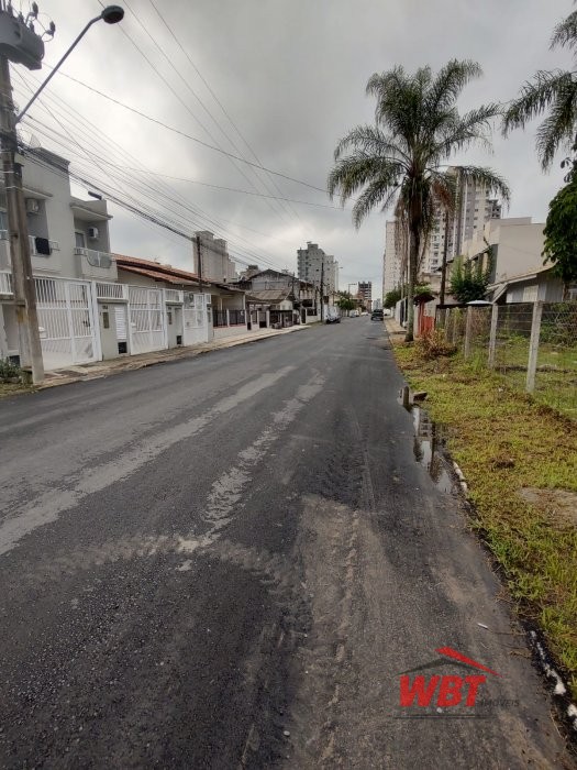 TERRENO DE ESQUINA MEDINDO 252m�, 100M DO BANCO SI
