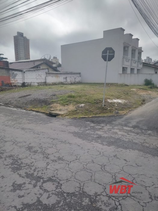 TERRENO DE ESQUINA MEDINDO 252m�, 100M DO BANCO SI