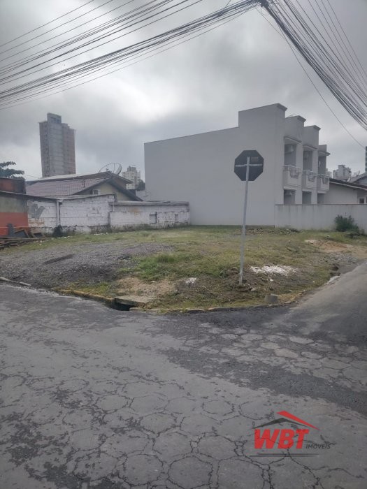 TERRENO DE ESQUINA MEDINDO 252m�, 100M DO BANCO SI