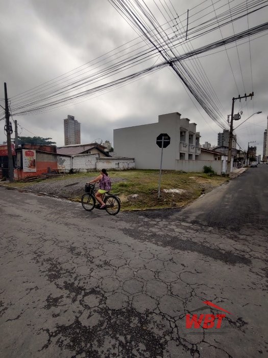 TERRENO DE ESQUINA MEDINDO 252m�, 100M DO BANCO SI