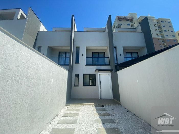 SOBRADOS TRIPLEX EM ITAPEMA, COM PROJETO DIFERENCI