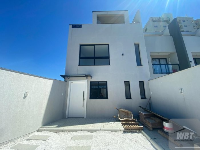 SOBRADOS TRIPLEX EM ITAPEMA, COM PROJETO DIFERENCI