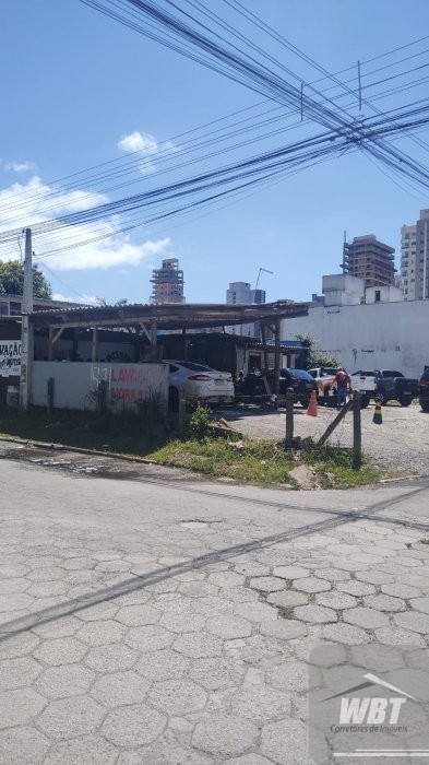 TERRENO DE ESQUINA, EM ITAPEMA, MEDINDO 252m�