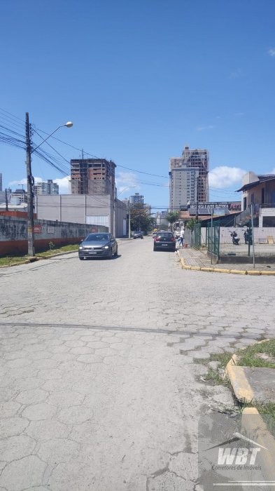 TERRENO DE ESQUINA, EM ITAPEMA, MEDINDO 252m�