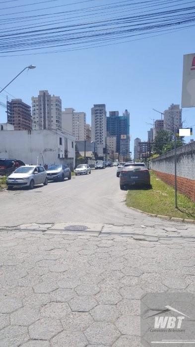 TERRENO DE ESQUINA, EM ITAPEMA, MEDINDO 252m�