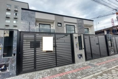 SOBRADO EM ITAPEMA, ALTO PADR�O, COM 03 DORMS., FI