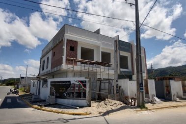 SOBRADOS TRIPLEX EM ITAPEMA, COM 02 SUITES!!! 