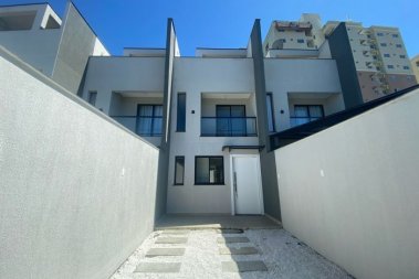 SOBRADOS TRIPLEX EM ITAPEMA, COM PROJETO DIFERENCI