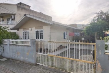 02 CASAS NO TERRENO, COM 03 E 02 DORMS, 700M DO MA