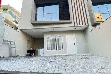 SOBRADO EM ITAPEMA, COM 03 SUITES, 03 VAGAS