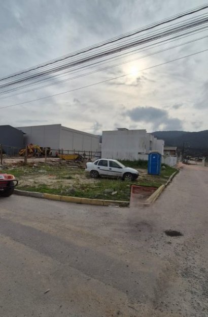 TERRENO DE ESQUINA MEDINDO 360m², EM ITAPEMA